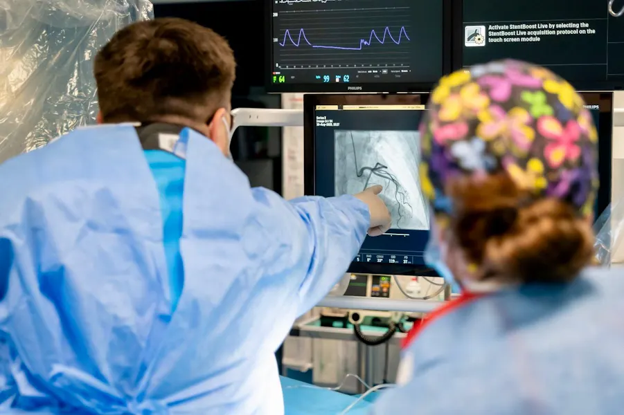 Caz complex de angină pectorală instabilă, tratat prin angioplastie coronariană cu două stenturi
