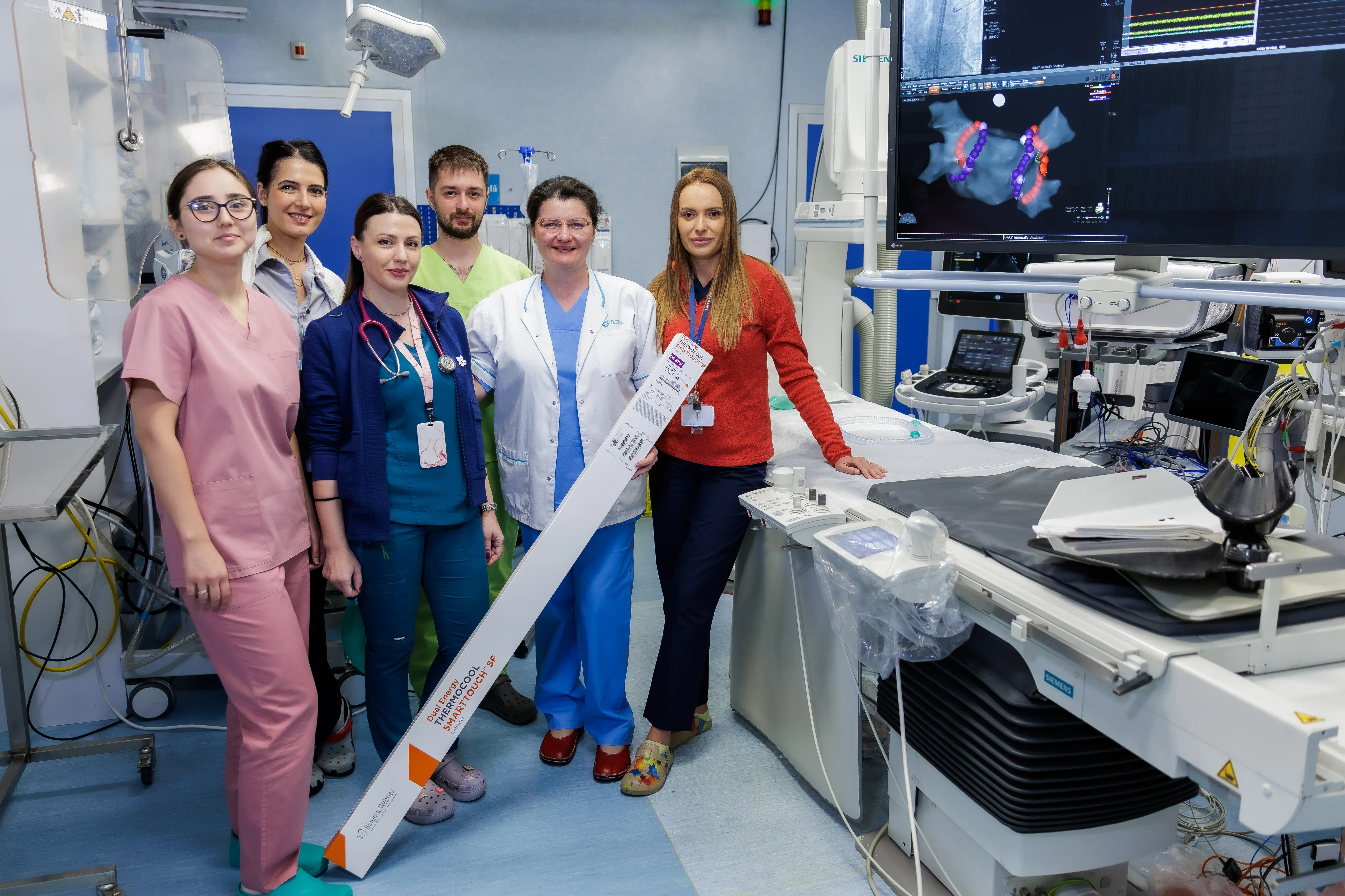 Dr. Elena Sauer în timpul unei proceduri de electrofiziologie cu tehnologia TruPulse Dual Energy