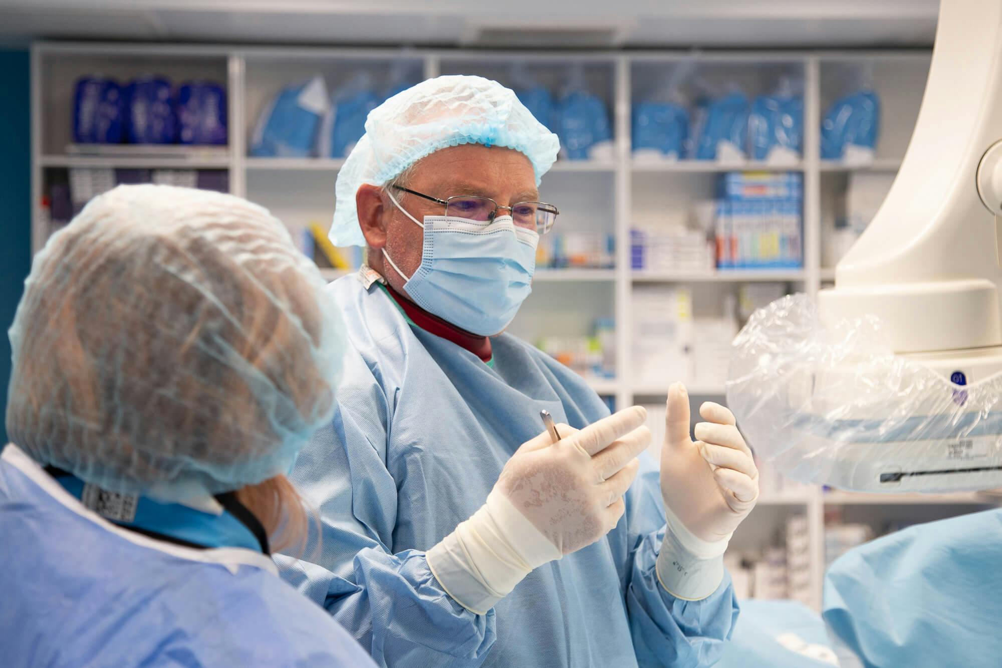 Doctor Horia Roșianu în timpul procedurii de implantare de stimulator cardiac