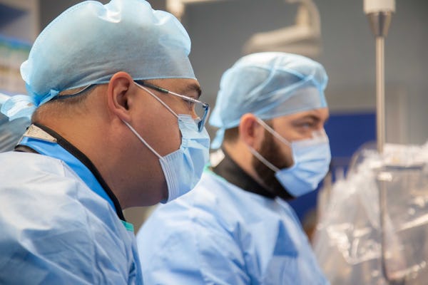 Proteză aortică valvulară autoexpandabilă implantată cu succes în interiorul unei proteze vechi