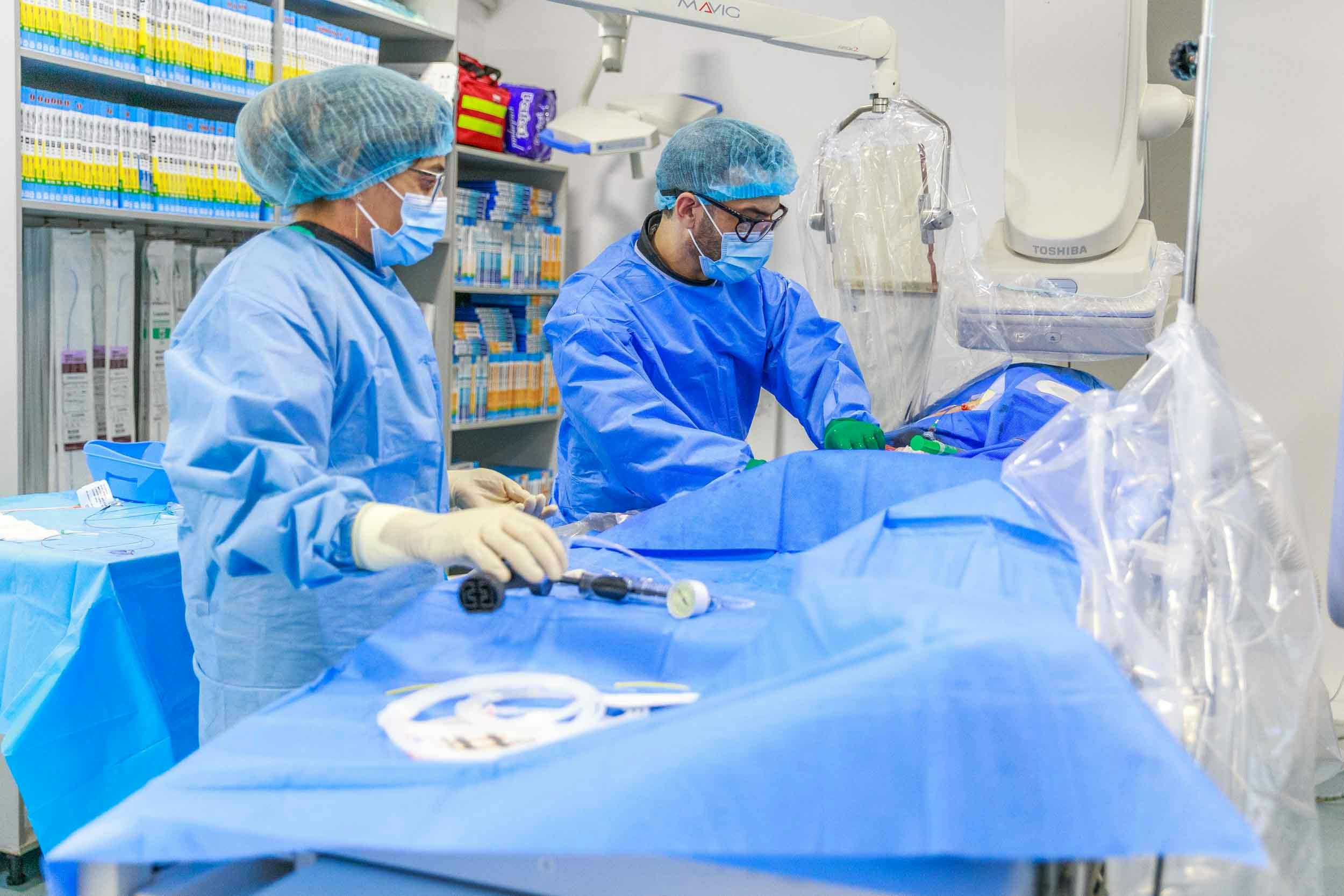 Doctor Leonard Licheardopol in timpul unei proceduri minim invazive