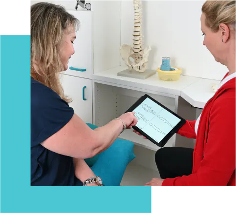 Eine Frau zeigt einer anderen Frau etwas auf einem iPad