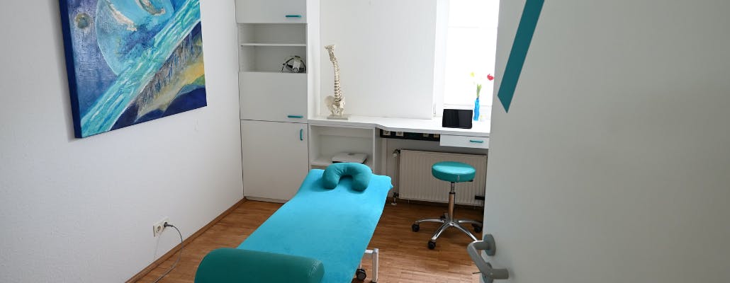 Ein Therapieraum mit Liege