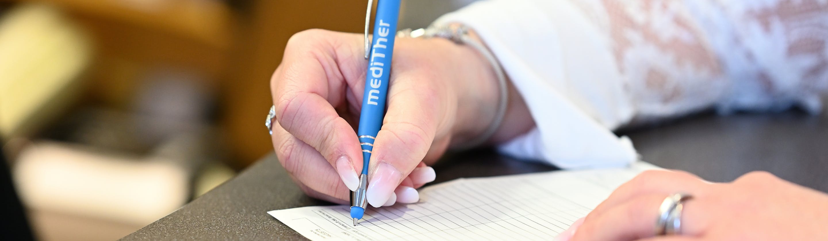 Eine Hand schreibt auf einen Zettel
