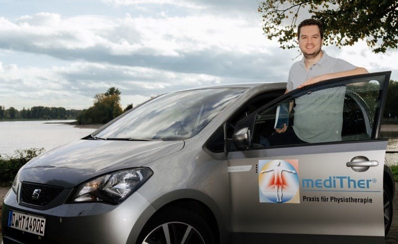 Geschäftsführer Lars Ludwig mit Firmenwagen