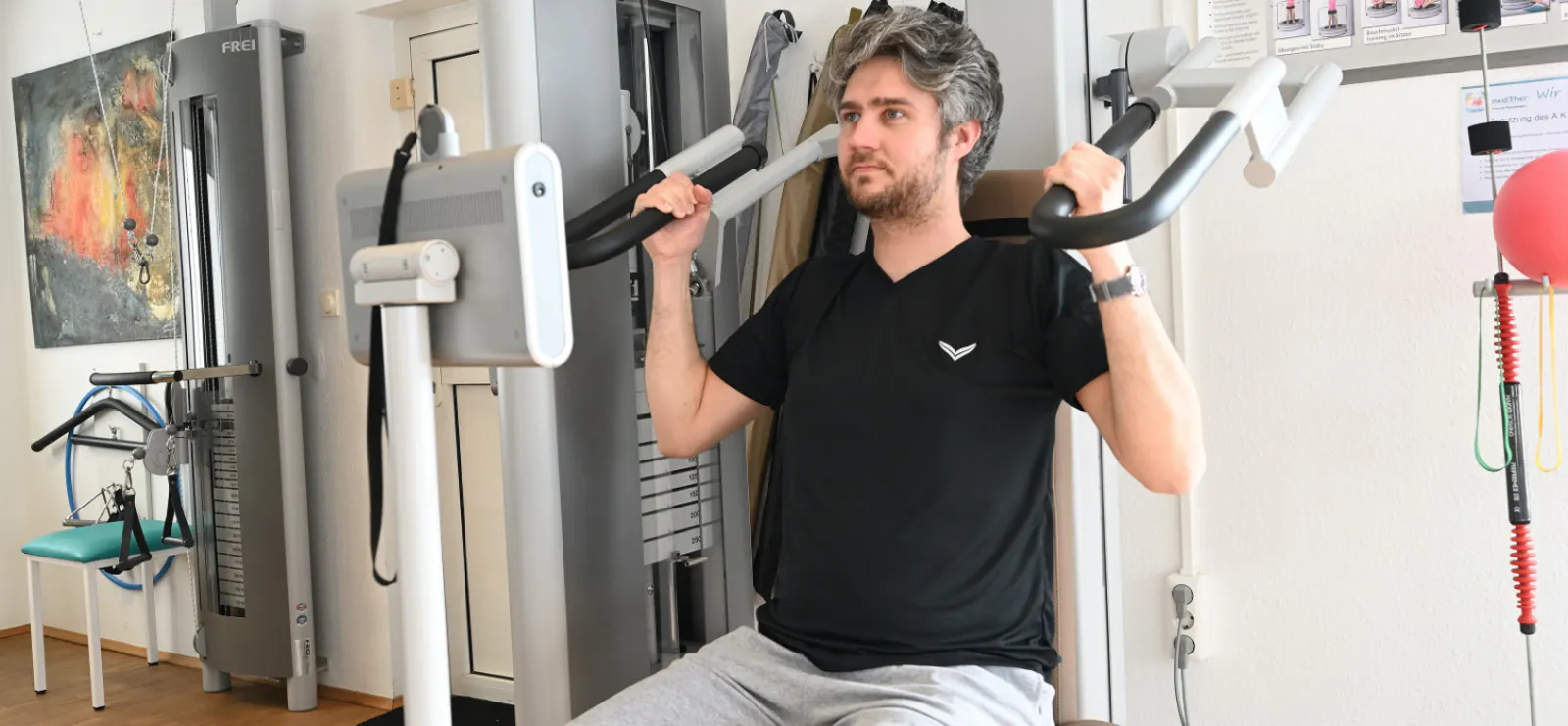 Mann am Schultertrainer
