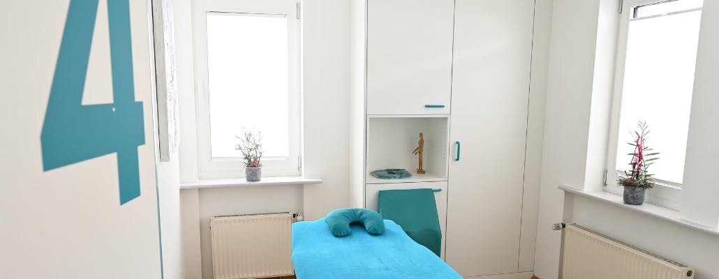 Ein Therapieraum mit Liege