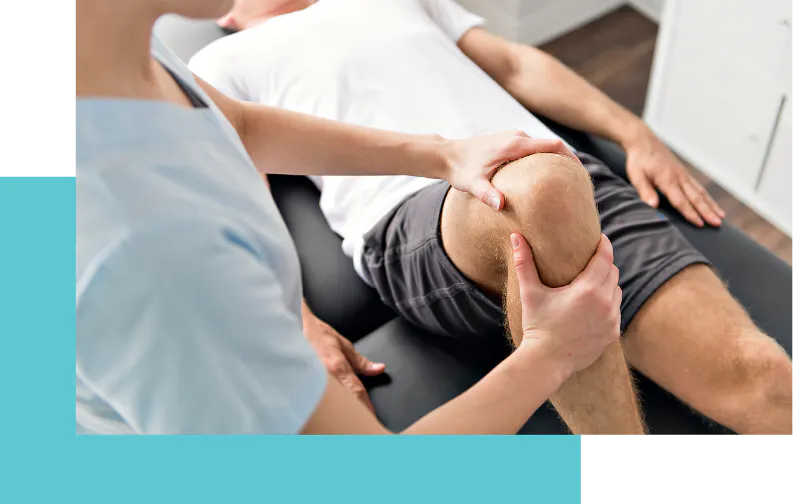 Eine Physiotherapeutin behandelt ein Knie eines Patienten