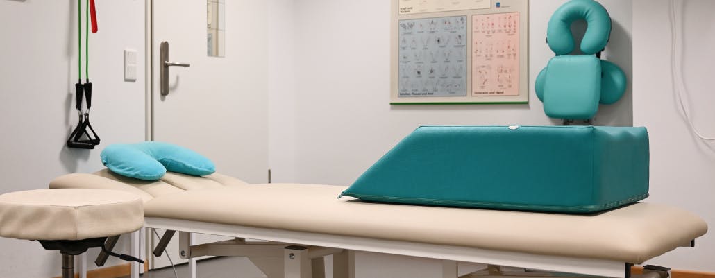 Ein Therapieraum mit Liege