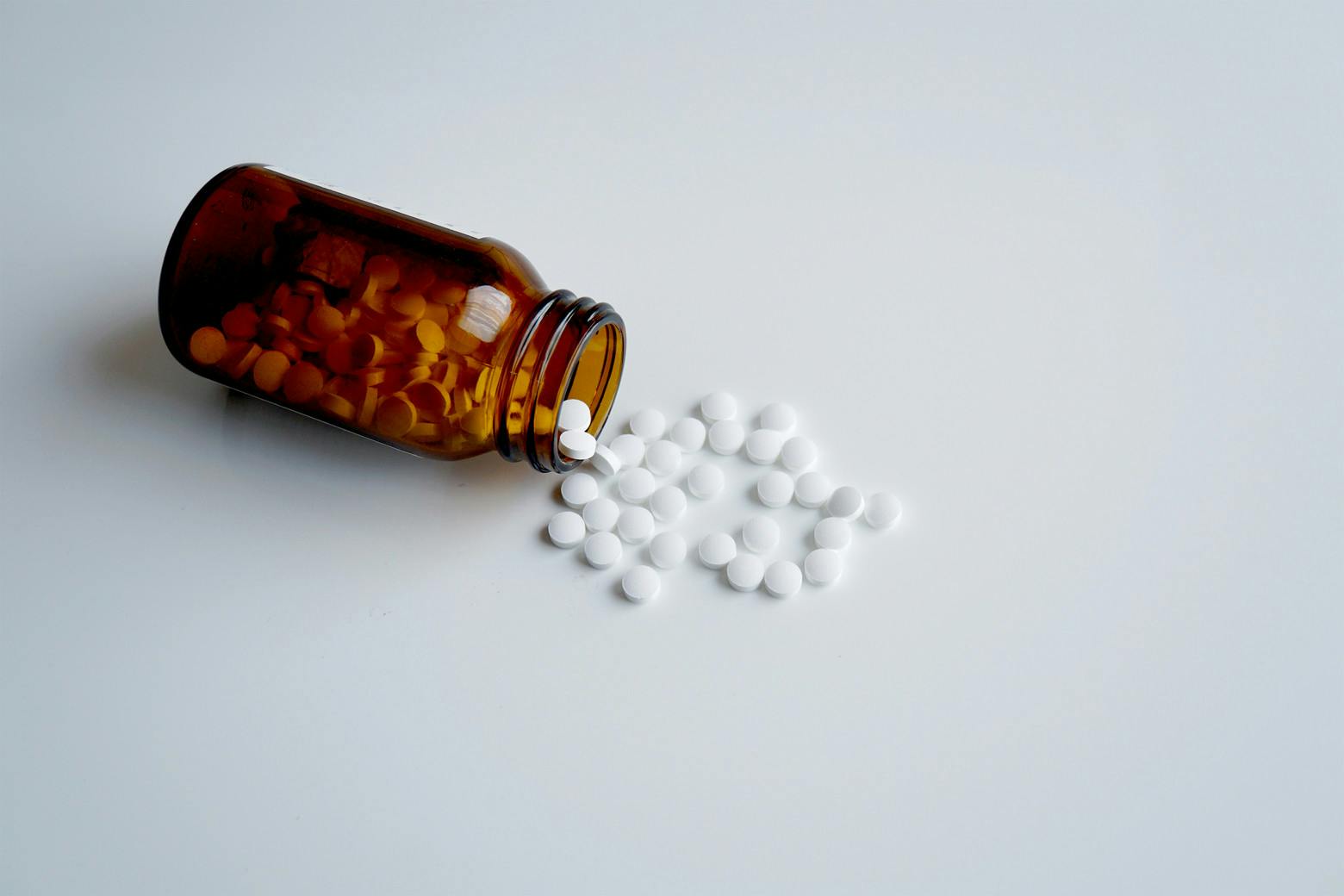 Bottle of opioid pills representing Johnson & Johnson $20.4 million settlement with Ohio Counties