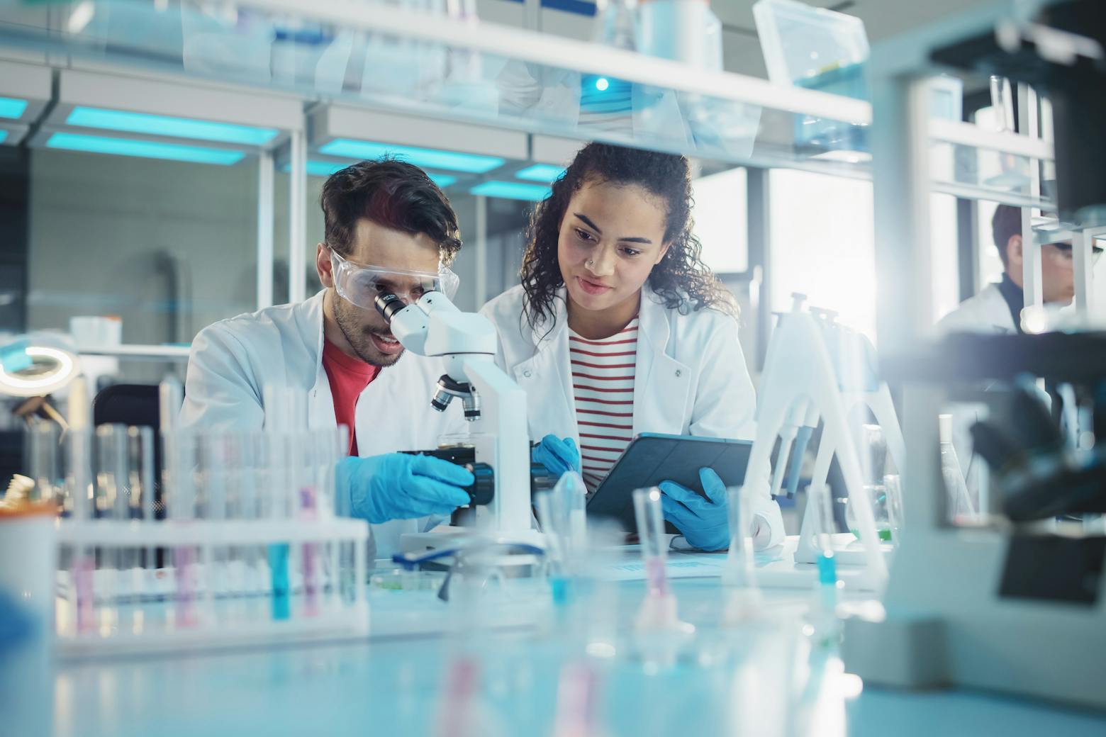 Image of researchers in a lab representing cancer researchers criticizing glyphosate approval in the EU.