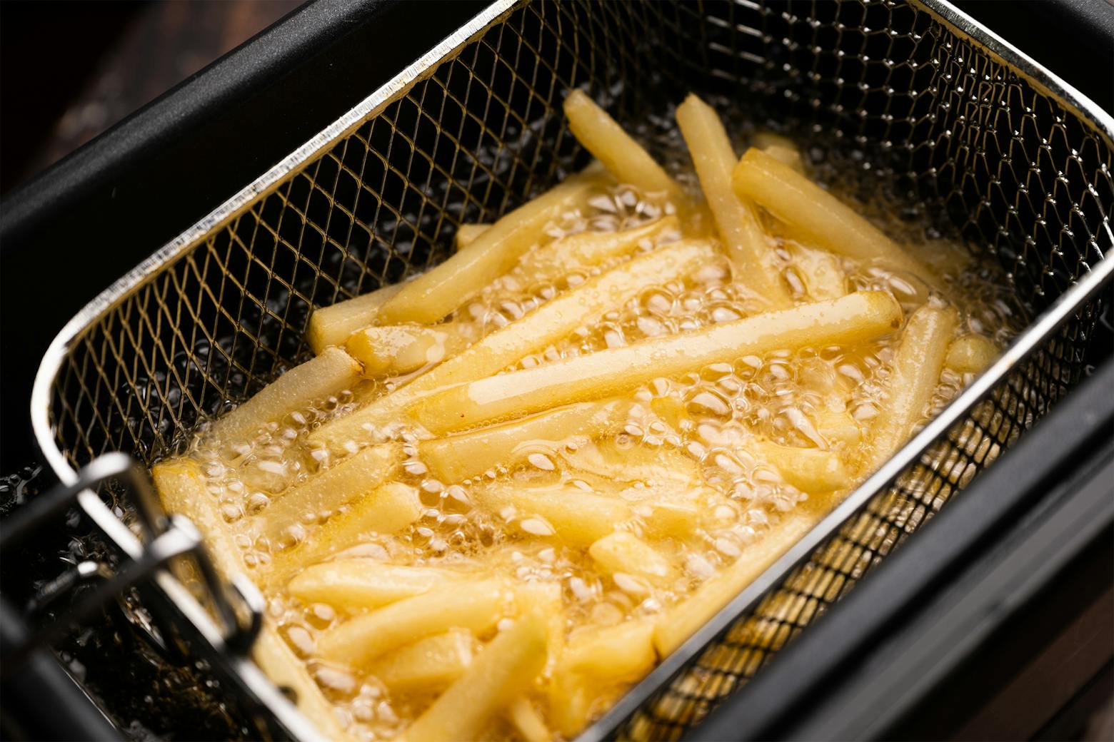 French fries in a fryer representing the court ruling that there is not enough evidence acrylamide causes cancer.