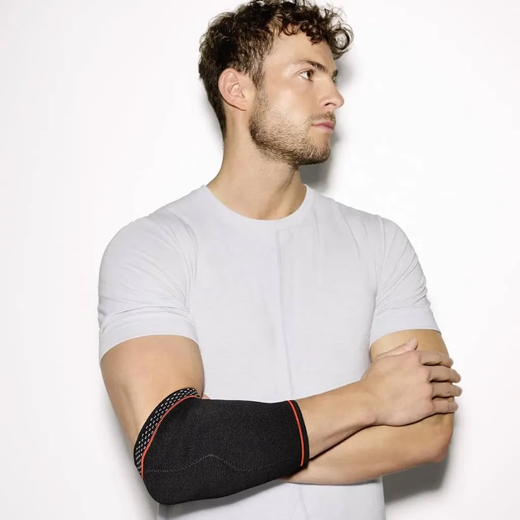 Mann trägt Ellenbogenbandage