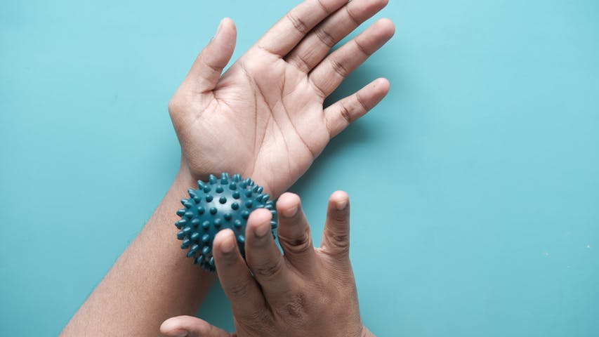 Ballübungen mit zwei Händen vor blauem Hintergrund