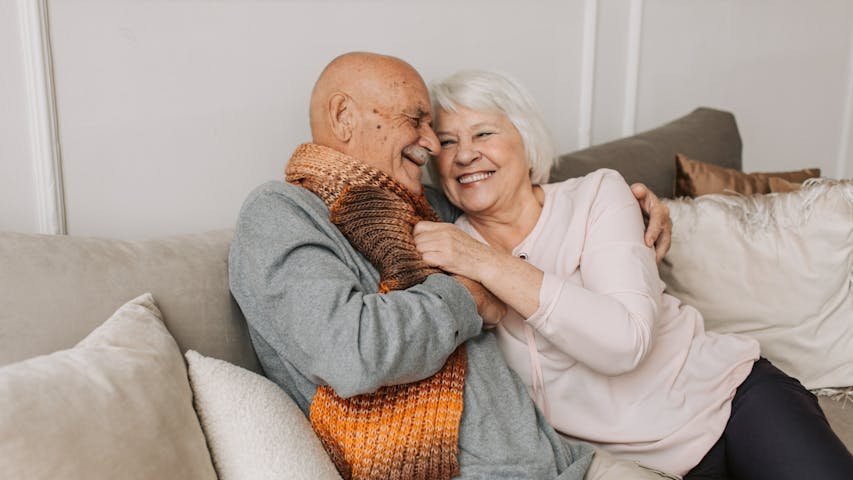 Frau und Mann sitzen zusammen auf dem Sofa 