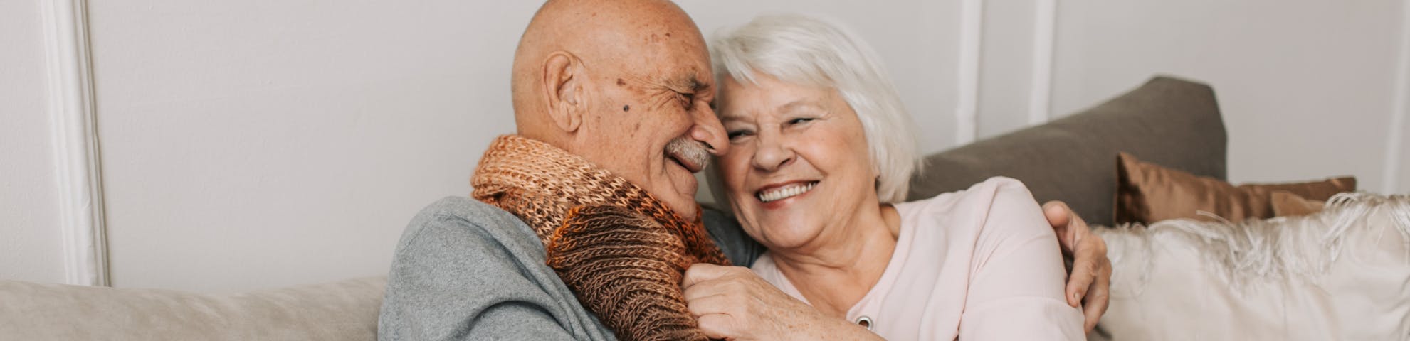 Frau und Mann sitzen zusammen auf dem Sofa