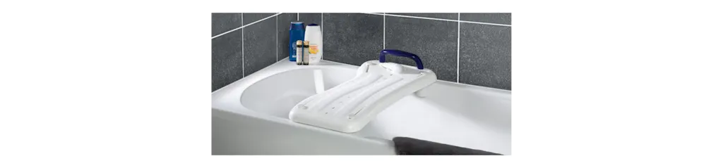 Bild von einem Badewannenbrett auf einer Badewanne.