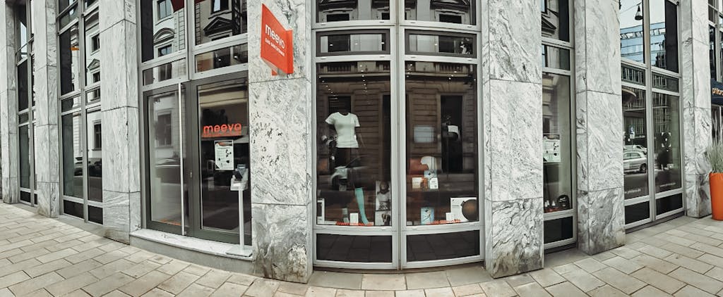 Blick auf den Eingang in unseren Store am Neuen Wall