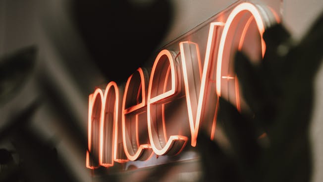 meevo-Schrift Leuchtschild im Store am Neuen Wall