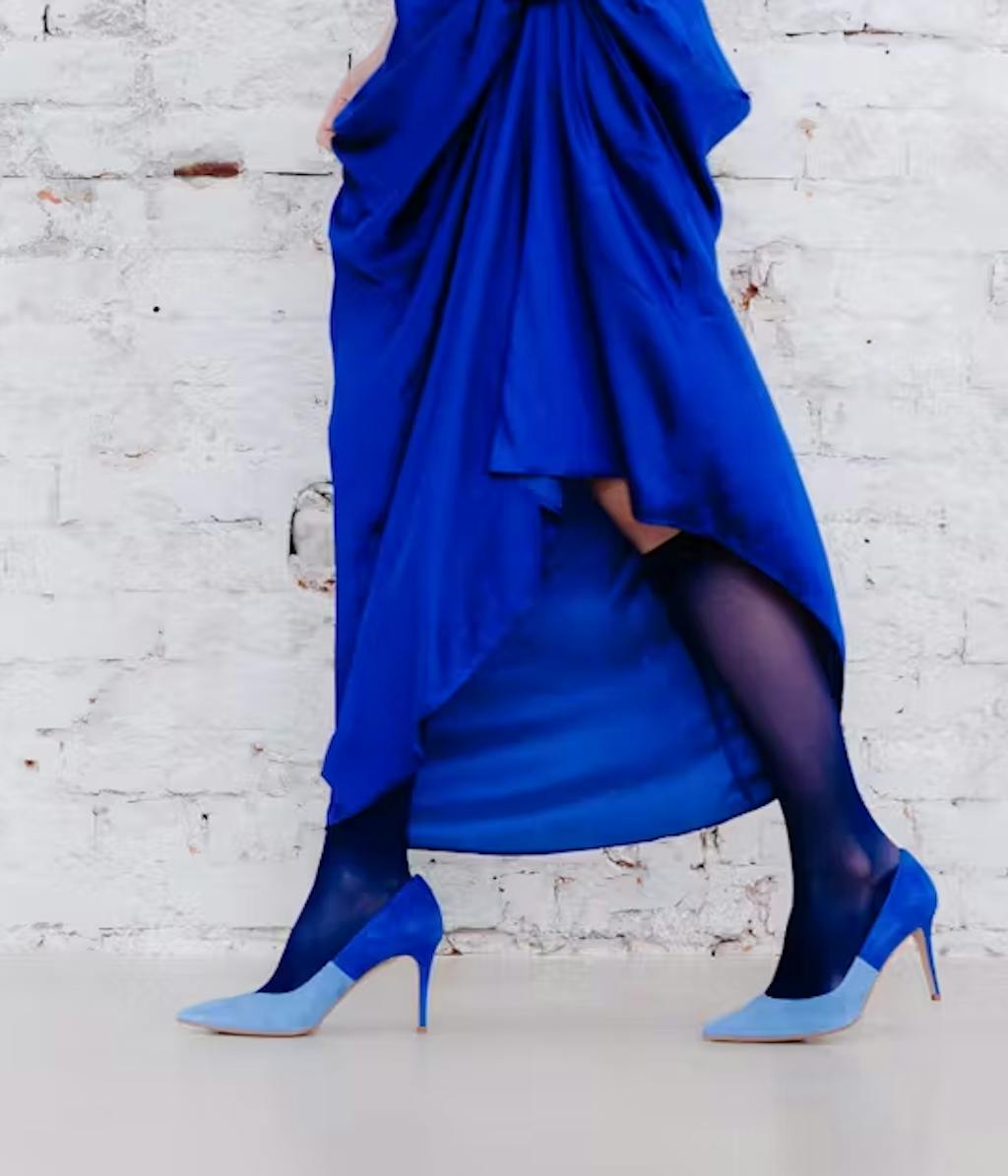 Frau trägt blaues Kleid und blaue Strümpfe