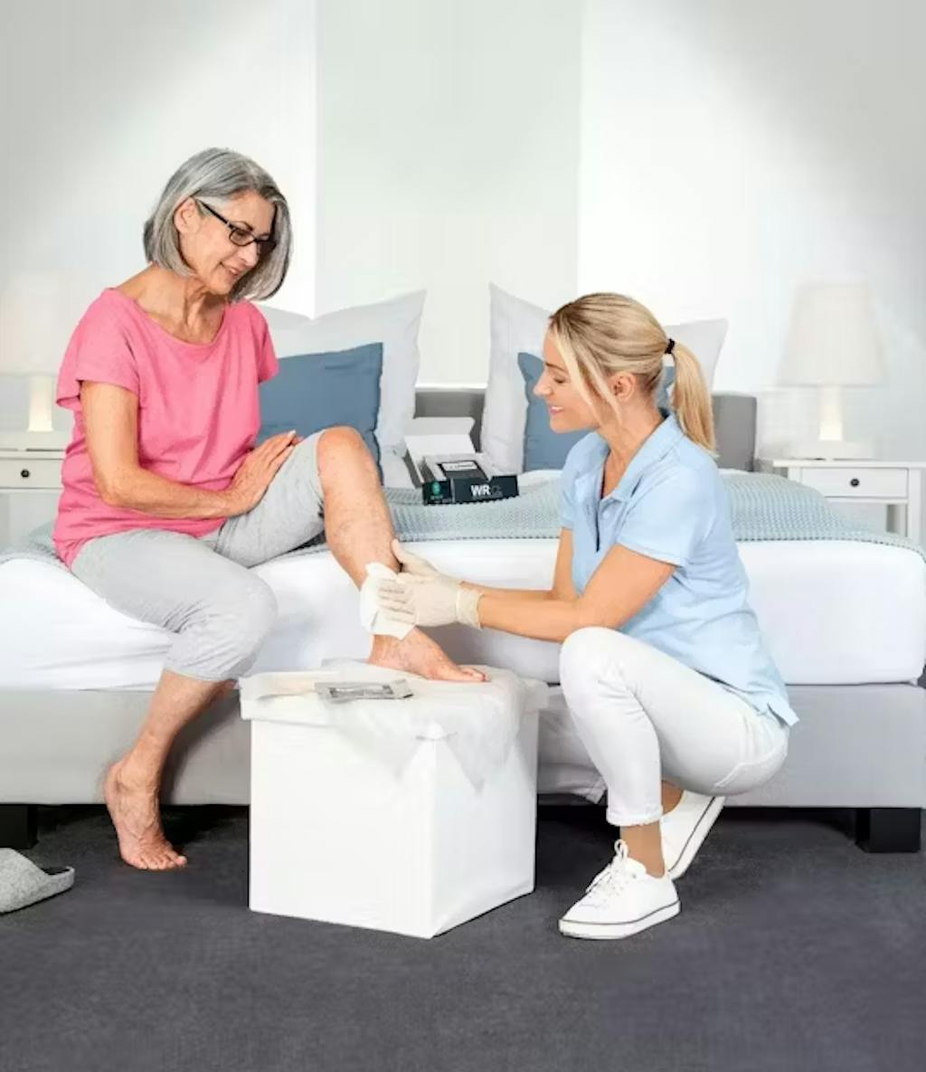 Fachkraft misst Frau am Bein aus.
