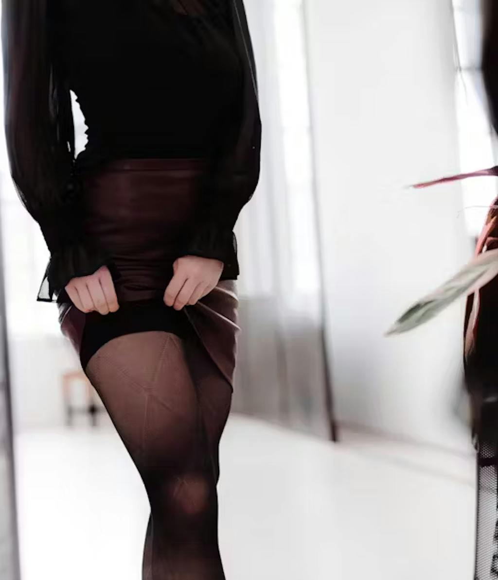 Frau trägt Kompressionsstrümpfe