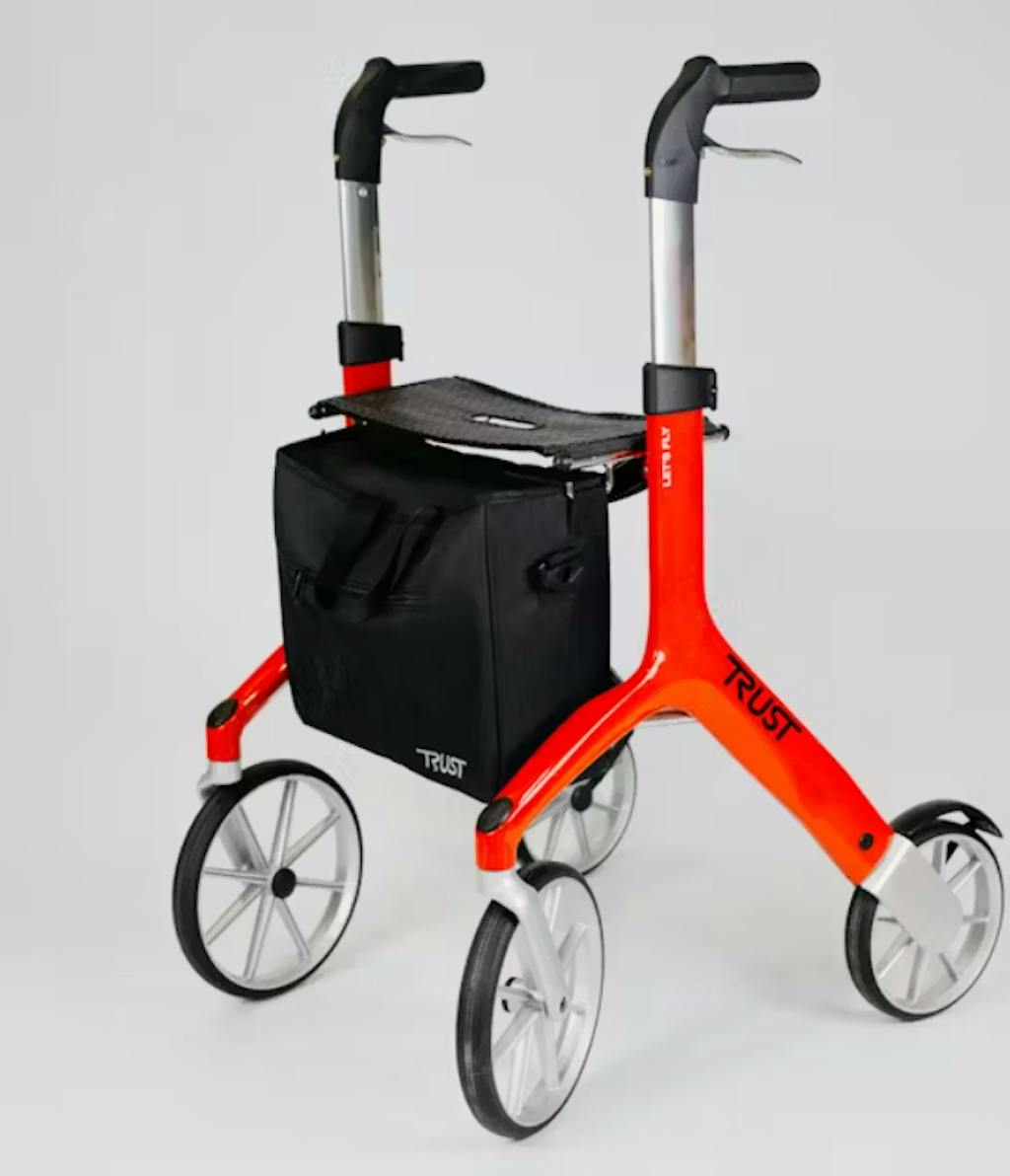 Rollator vor weißem Hintergrund