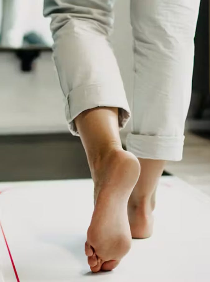 Mann geht über Analyse Laufsteg