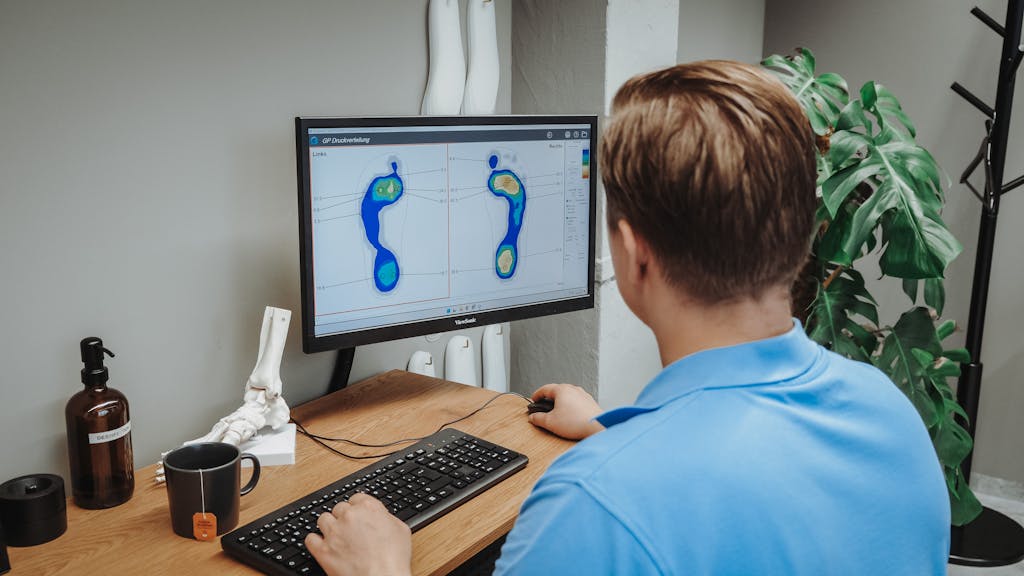 Mitarbeiter wertet Laufanalyse aus