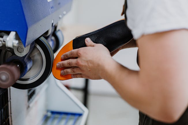 Mann schleift Einlagen