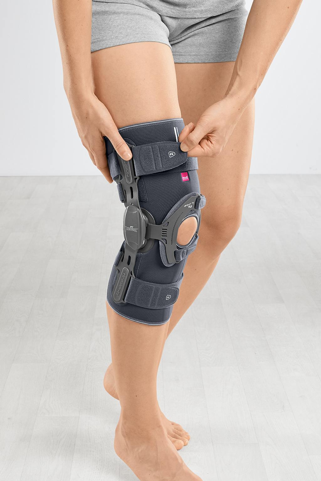 Frau trägt medi Knieorthese