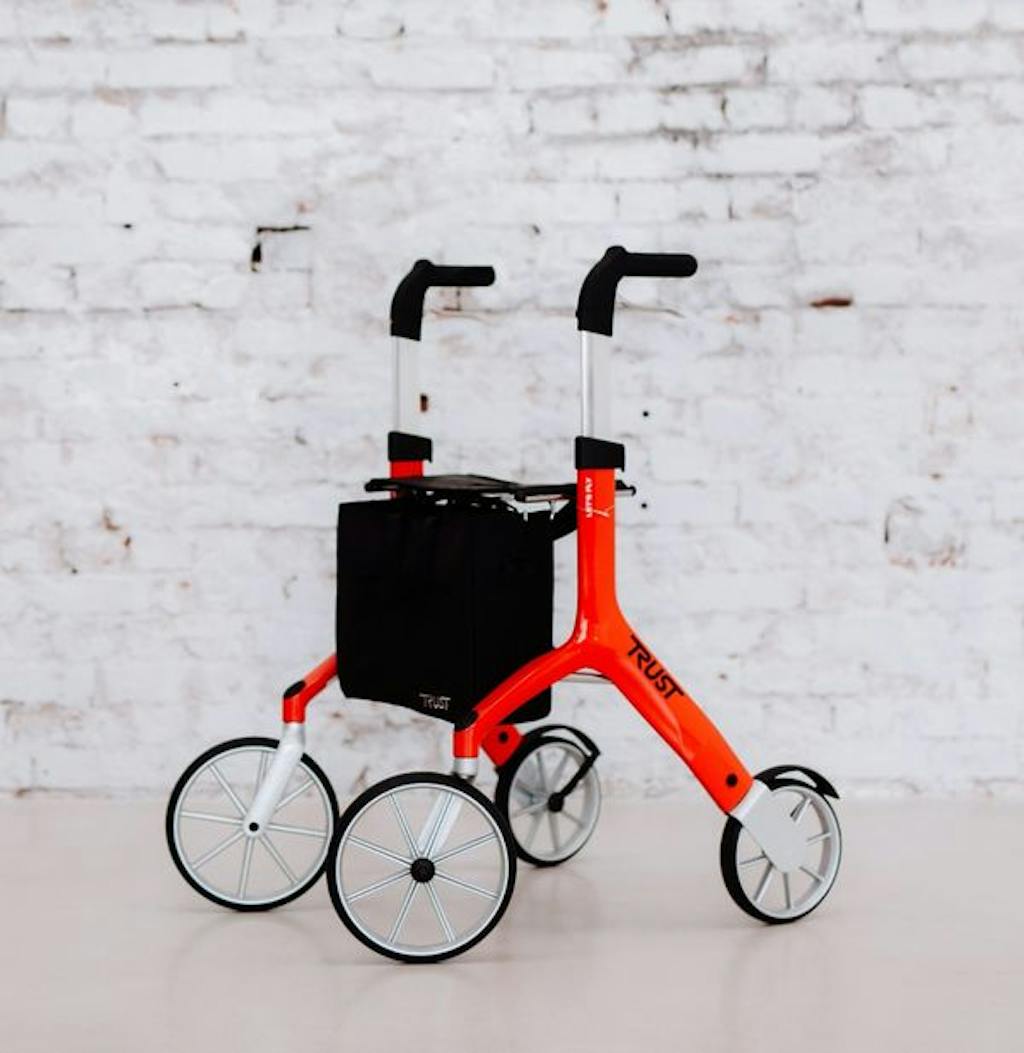 Rollator vor Wand