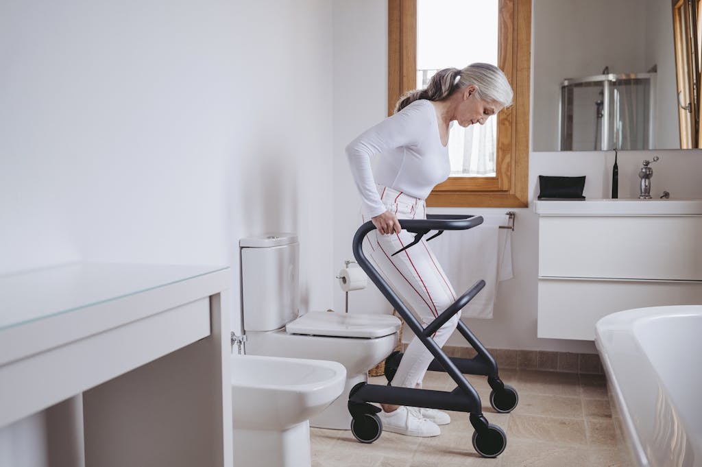 Frau mit Wohnraumrollator in Wohnung