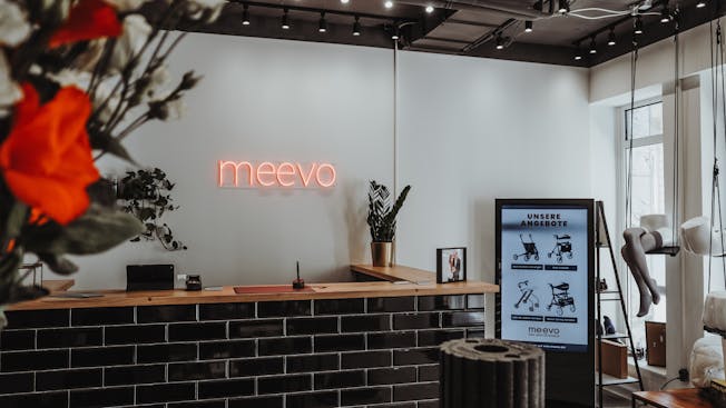 Blick auf den Empfangstresen am Neuen Wall 77