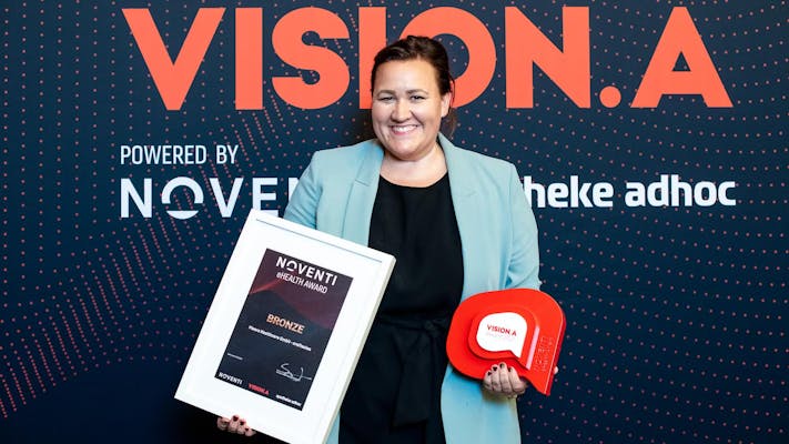 Mitbegründerin Arlett mit Urkunde und Preis beim Vision A Event