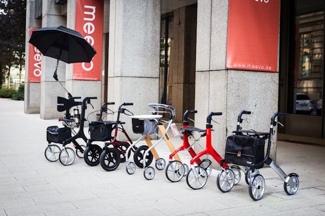 Bild von Rollatoren die aufgereiht vor dem Store am Neuen Wall stehen