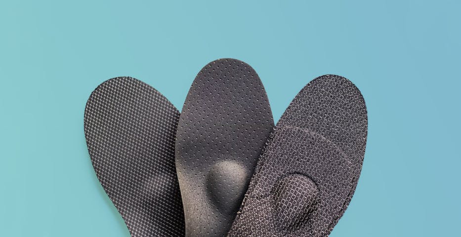 Bild von drei craftsoles Einlagen vor blauem Hintergrund
