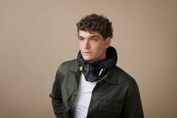 Mann trägt Hövding Fahrradhelm