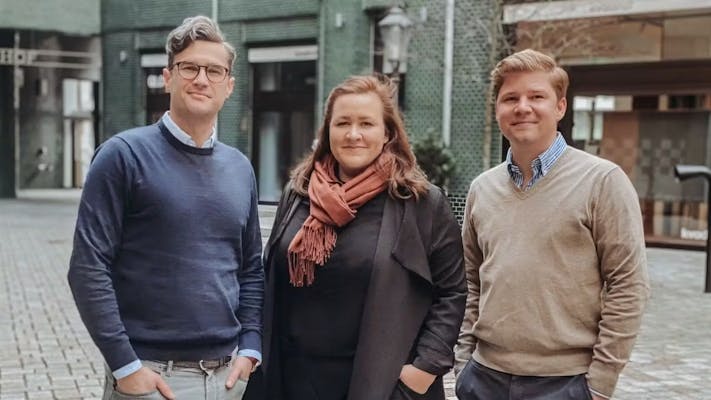 die drei meevo GründerInnen nebeneinander in Hamburg