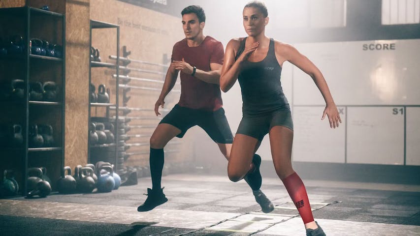 Frau und Mann trainieren in Fitnessstudio