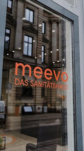 meevo Eingangstür am Neuen Wall 77