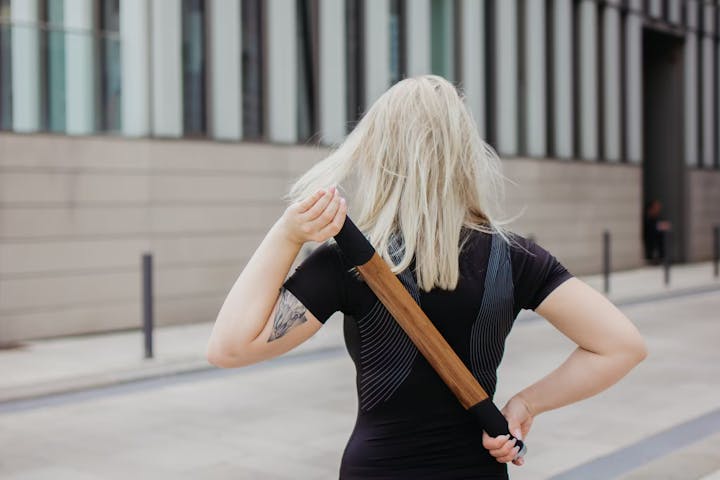 Frau benutzt Hilfsmittel zur Faszienlockerung