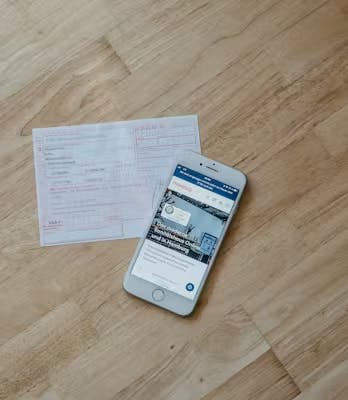 Rezept und Handy liegen auf dem Tisch