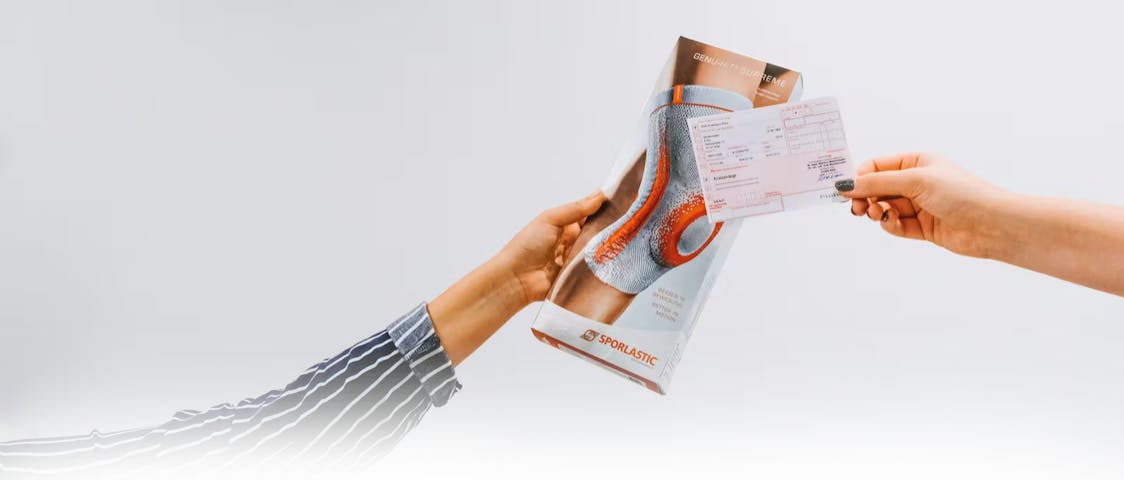 Eine Frau hält Bandage ins Bild, die andere hält Rezept ins Bild