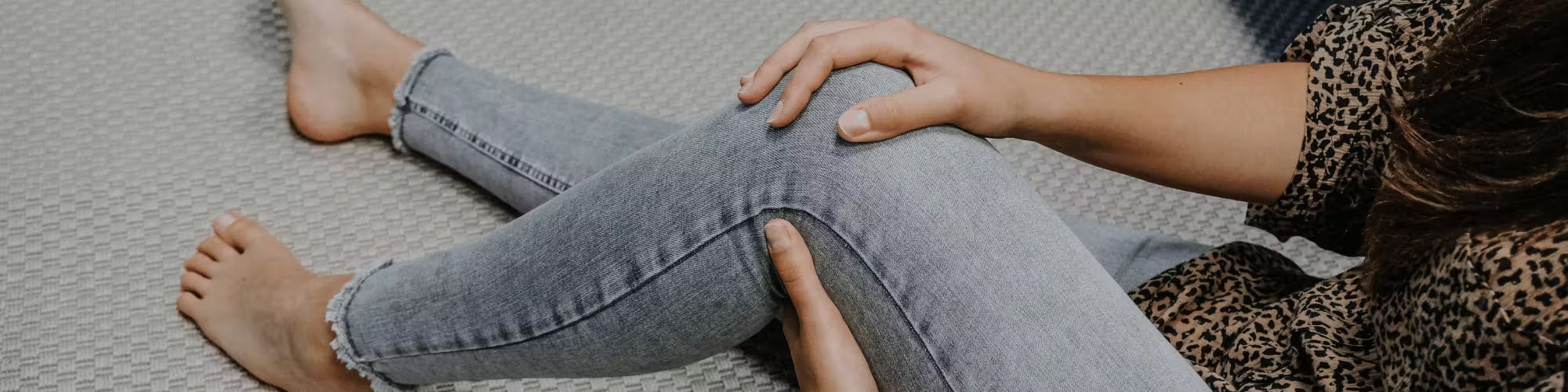 Frau greift an ihr schmerzendes Knie