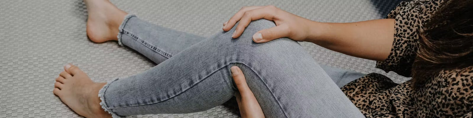 Frau greift an ihr schmerzendes Knie