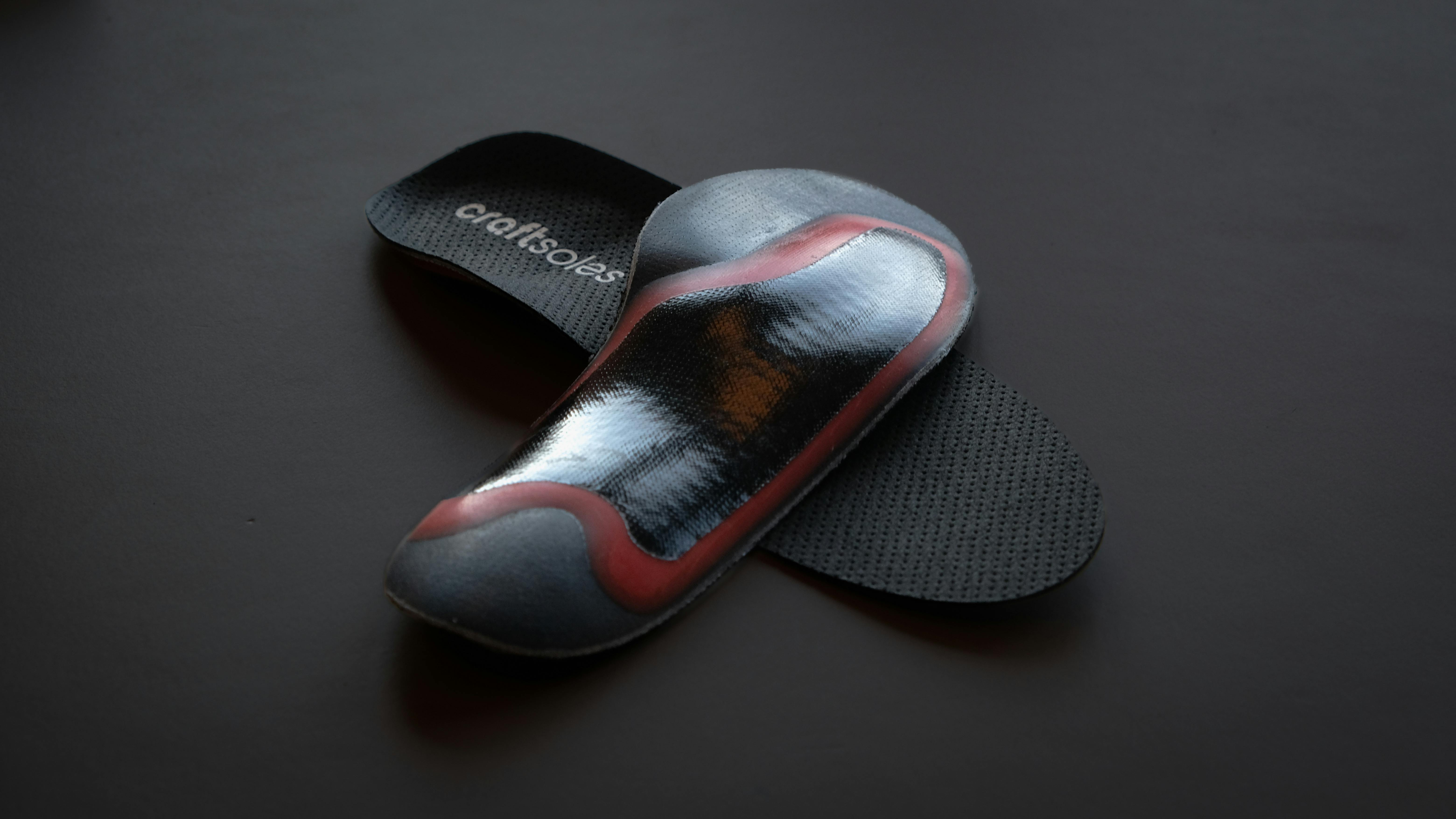 Ein Paar craftsoles Carboneinlagen auf schwarzem Untergrund