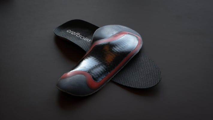 Ein Paar craftsoles Carboneinlagen auf schwarzem Untergrund