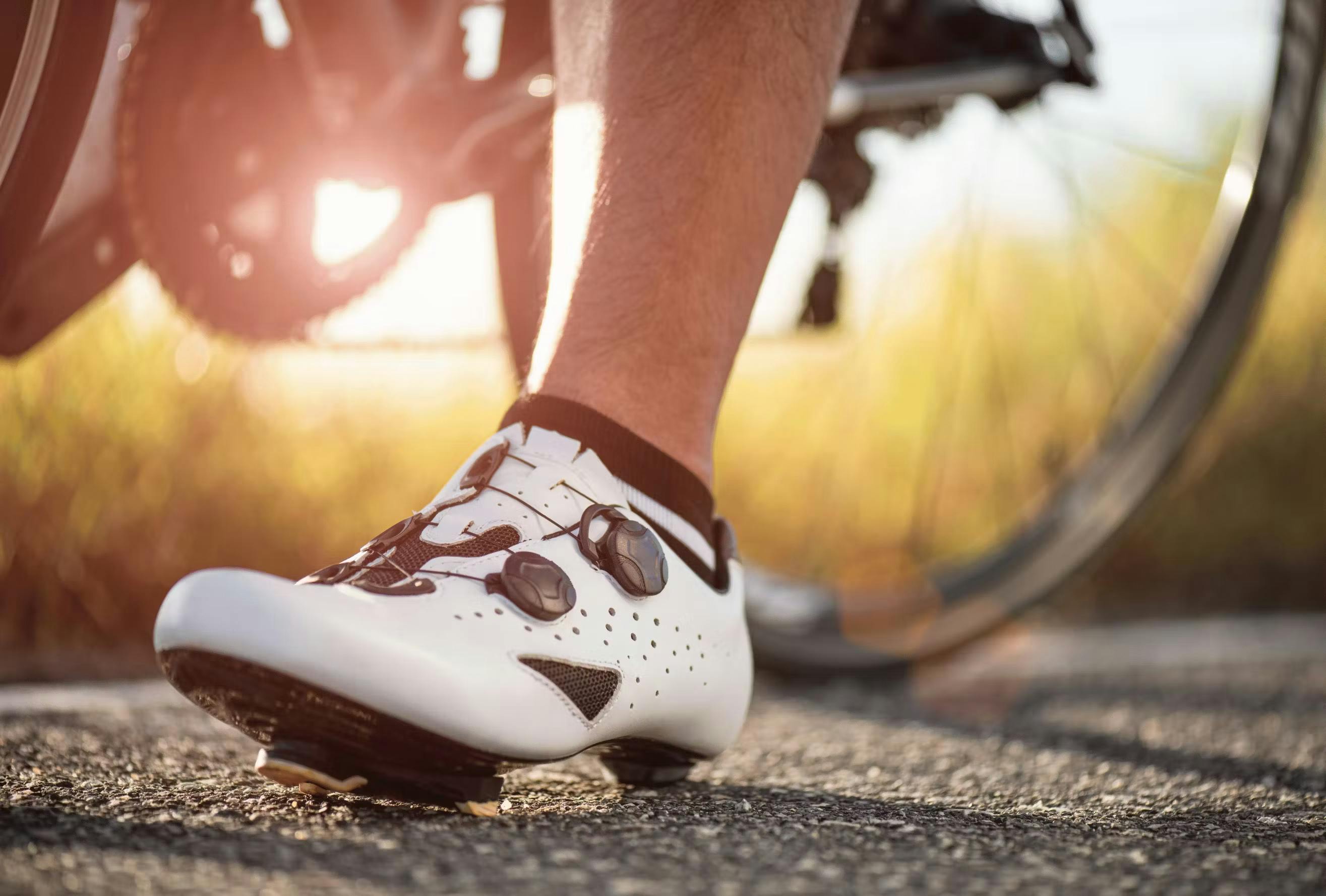Mann trägt Fahrradschuhe
