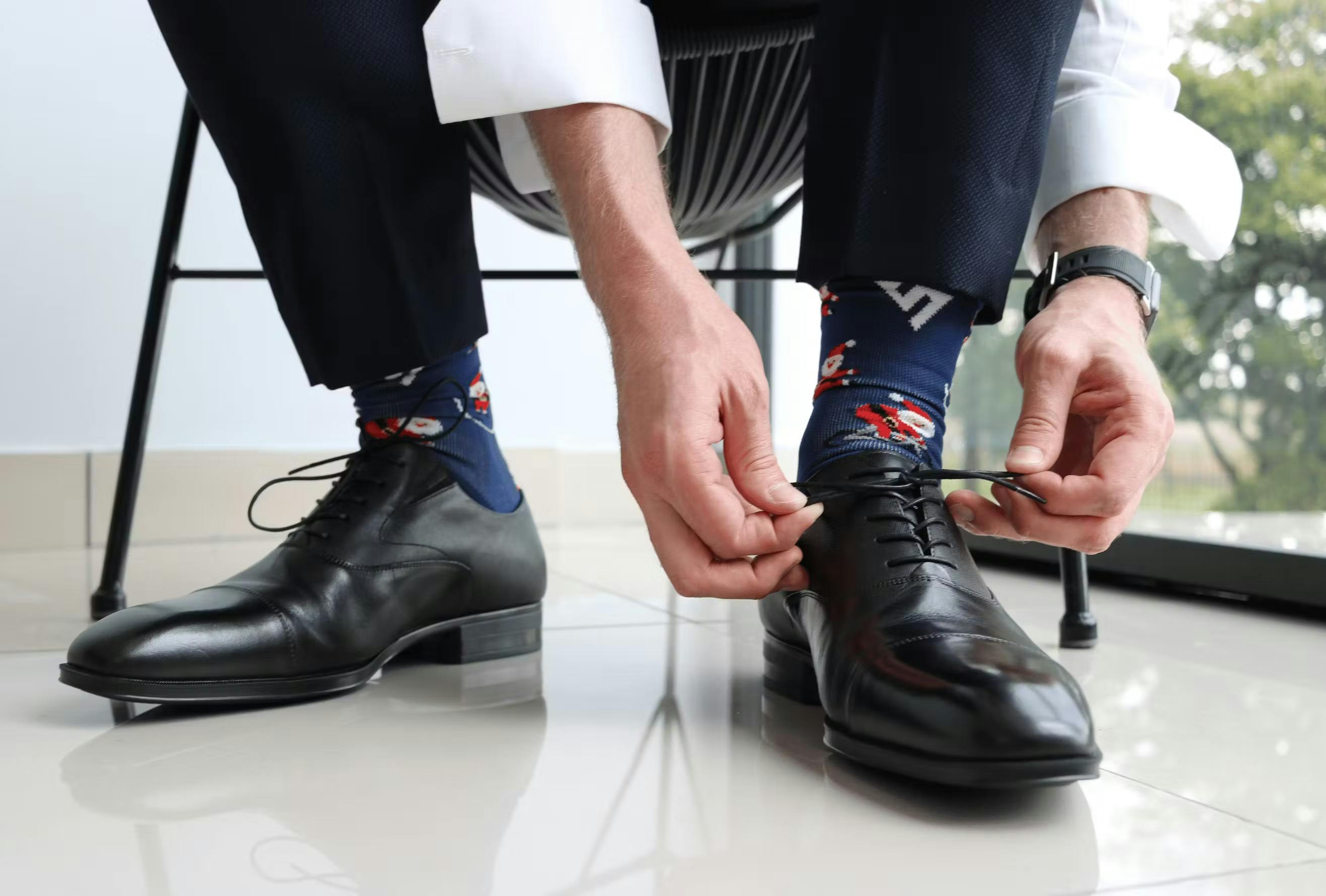Mann schnürt Businessschuhe